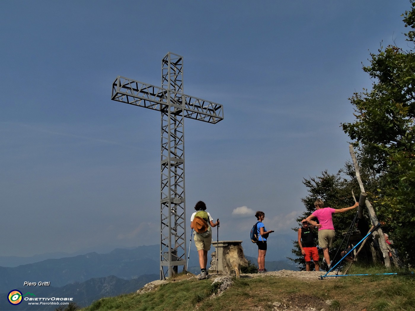 56 Alla croce di vetta del Monte Suchello (1541 m).JPG